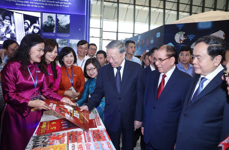 El secretario general del Partido Comunista de Vietnam, To Lam, el exsecretario general del Partido, Nong Duc Manh, y el presidente de la Asamblea Nacional Tran Thanh Man, junto a otros delegados, visitan el espacio expositivo de la VNA en la celebración del centenario de la Prensa Revolucionaria de Vietnam (21 de junio de 2025). (Foto: Thong Nhat – VNA) El secretario general del Partido Comunista de Vietnam, To Lam, el exsecretario general del Partido, Nong Duc Manh, y el presidente de la Asamblea Nacional Tran Thanh Man, junto a otros delegados, visitan el espacio expositivo de la VNA en la celebración del centenario de la Prensa Revolucionaria de Vietnam (21 de junio de 2025). (Foto: Thong Nhat – VNA)