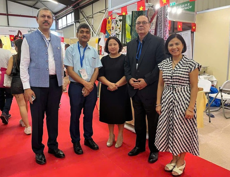 El asistente y asesor financiero del Ministerio de Textiles de la India visita los puestos de Vietnam. (Foto: Embajada de Vietnam en Grecia) El asistente y asesor financiero del Ministerio de Textiles de la India visita los puestos de Vietnam. (Foto: Embajada de Vietnam en Grecia)