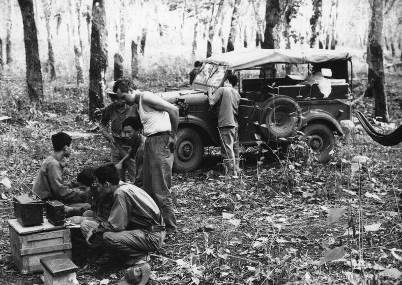 Durante las dos arduas guerras de resistencia, los reporteros de la VNA fueron verdaderos combatientes en el campo de batalla, luchando con la pluma y con las armas. En la foto: el equipo de reporteros de vanguardia de la VNA informando sobre la Campaña Ho Chi Minh (1975). (Foto: VNA) Durante las dos arduas guerras de resistencia, los reporteros de la VNA fueron verdaderos combatientes en el campo de batalla, luchando con la pluma y con las armas. En la foto: el equipo de reporteros de vanguardia de la VNA informando sobre la Campaña Ho Chi Minh (1975). (Foto: VNA)