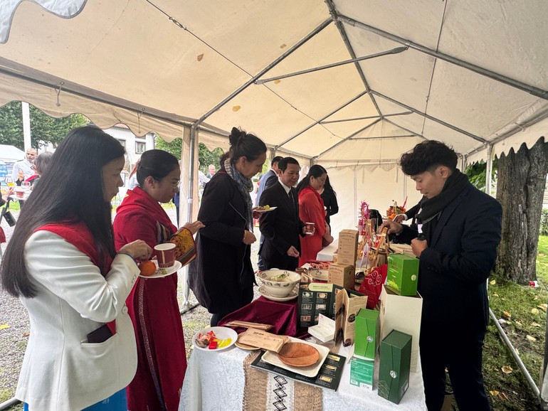 Los invitados disfrutan de los productos OCOP de Vietnam. Los invitados disfrutan de los productos OCOP de Vietnam.