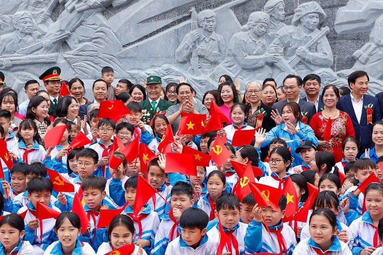 El primer ministro Pham Minh Chinh con delegados y estudiantes de la provincia de Dien Bien en la ceremonia de inauguración. Foto: VGP.
