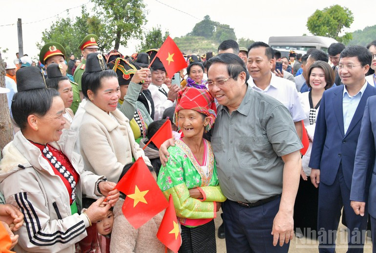 El primer ministro Pham Minh Chinh con personas de minorías étnicas en la comuna de Phu Nhi, provincia de Dien Bien. Foto: VNA.