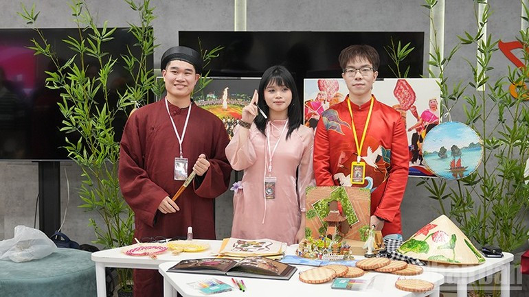 En el marco del programa, el comité organizador presenta puestos informativos destinados a promover la cultura, el país y la gente de Vietnam.