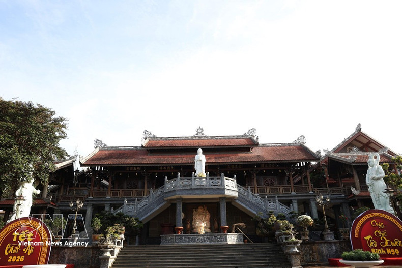 Detalle de la arquitectura de la Pagoda Khai Doan, que integra la estructura de la nha rong de la Altiplanicie Occidental con rasgos de la arquitectura imperial de Hue.
