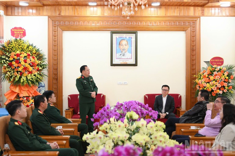 El coronel Nguyen Manh Cuong, vicesecretario del Comité del Partido y comandante del 325° Cuerpo, habla en el evento.