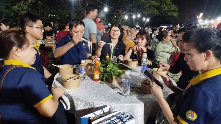 Los trabajadores disfrutan del pho.