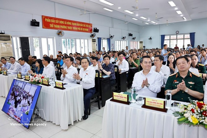 El presidente de la Asamblea Nacional, Tran Thanh Man, se reúne con votantes en la comuna de Dong Thanh, Ciudad Ho Chi Minh. Foto: VNA