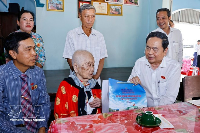 El presidente de la Asamblea Nacional de Vietnam, Tran Thanh Man, visita a la Madre Heroína de Vietnam, Huynh Thi Se, en la comuna de Ba Diem. (Foto: VNA)