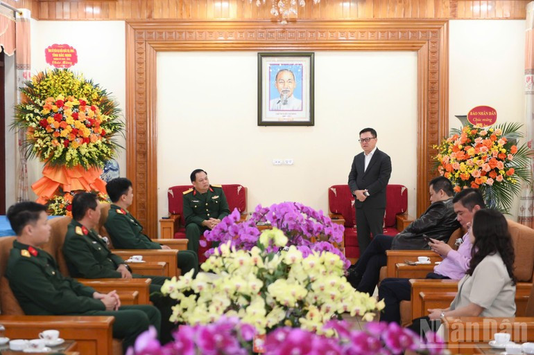 Le Quoc Minh, miembro del Comité Central del PCV, subjefe de la Comisión de Propaganda y Movilización de Masas del Comité Central del PCV, presidente-editor de Nhan Dan y titular de la Asociación de Periodistas del país, habla en el encuentro.