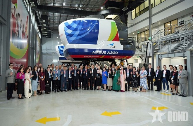 Destacados delegados de la diáspora vietnamita visitan el simulador de cabina del Airbus A320 en la Academia de Aviación Vietjet, en el marco del programa de encuentro de vietnamitas en el extranjero con motivo del Tet (Año Nuevo Lunar) 2026. (Foto: qdnd.vn)