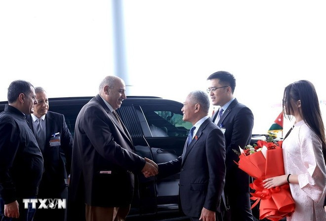 El presidente de la Cámara de Representantes de Jordania, Mazen Turki El Qadi, llega a Hanói para iniciar una visita oficial a Vietnam. (Foto: VNA)