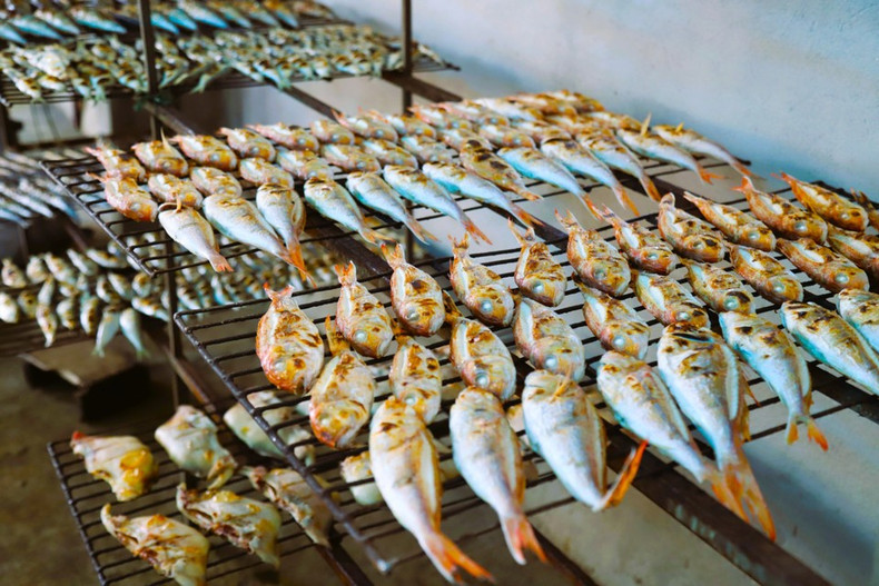 Gracias a un proceso artesanal de preparación y asado, el pescado asado de los habitantes de las aldeas costeras de Dien Chau es siempre aromático y delicioso.