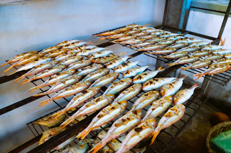 Para que el pescado asado al carbón vegetal alcance el estándar ideal no debe quemarse en exceso; el cuerpo del pescado no debe chamuscarse, resecarse ni endurecerse, y debe conservar su sabor dulce y delicioso.