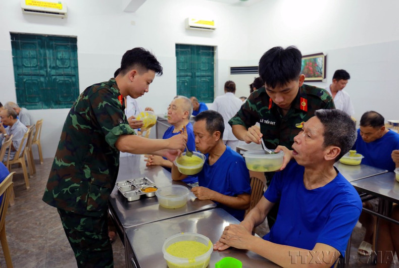 Voluntarios participan en la asistencia a los heridos y enfermos de guerra en el Centro de Rehabilitación para Heridos de Guerra de Kim Bang, barrio Tam Chúc, provincia de Ninh Binh (julio de 2025). Voluntarios participan en la asistencia a los heridos y enfermos de guerra en el Centro de Rehabilitación para Heridos de Guerra de Kim Bang, barrio Tam Chúc, provincia de Ninh Binh (julio de 2025).