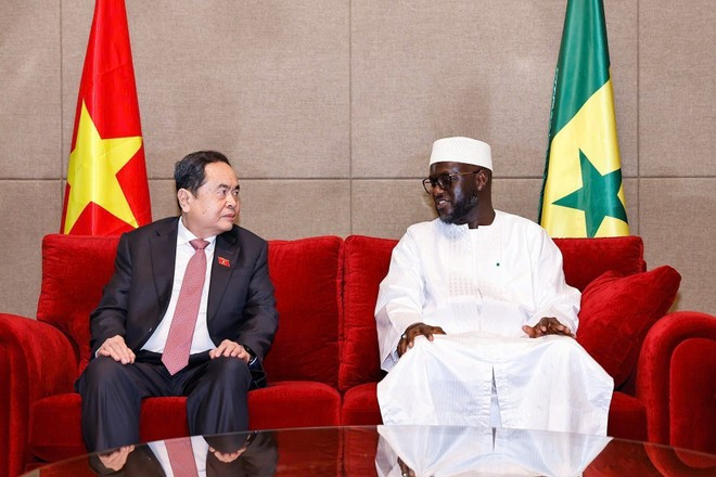 El presidente de la Asamblea Nacional de Vietnam, Tran Thanh Man (izquierda), se reúne brevemente con su par de Senegal, El Malick Ndiaye. (Foto: VNA) El presidente de la Asamblea Nacional de Vietnam, Tran Thanh Man (izquierda), se reúne brevemente con su par de Senegal, El Malick Ndiaye. (Foto: VNA)