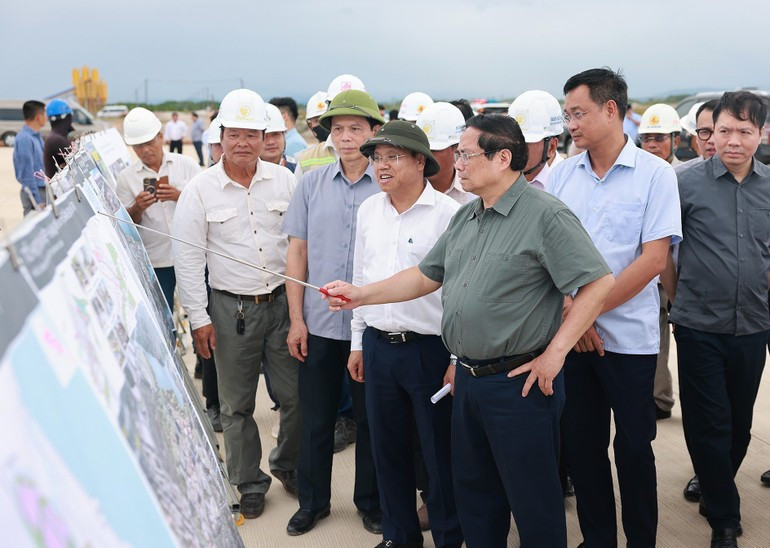 El primer ministro Pham Minh Chinh inspecciona el proyecto del tramo Van Ninh-Cam Lo de la autopista Norte-Sur. El primer ministro Pham Minh Chinh inspecciona el proyecto del tramo Van Ninh-Cam Lo de la autopista Norte-Sur.