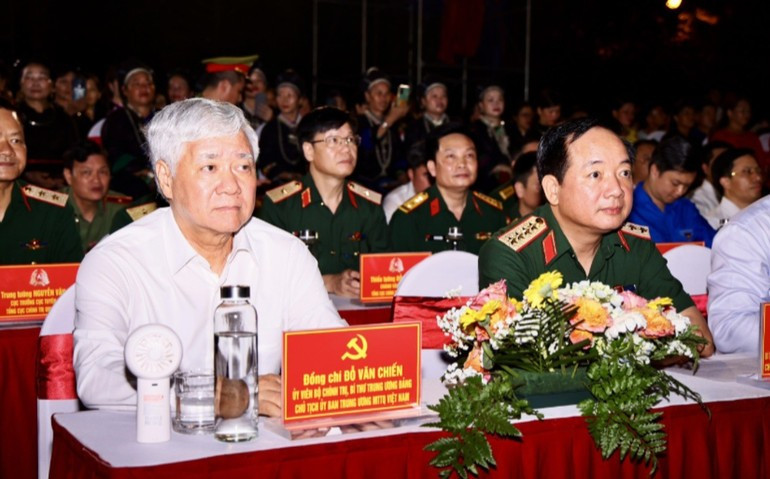 Al acto asisten Do Van Chien, presidente del Comité Central del Frente de la Patria, y el general Trinh Van Quyet, director del Departamento General de Política del Ejército Popular. Al acto asisten Do Van Chien, presidente del Comité Central del Frente de la Patria, y el general Trinh Van Quyet, director del Departamento General de Política del Ejército Popular.