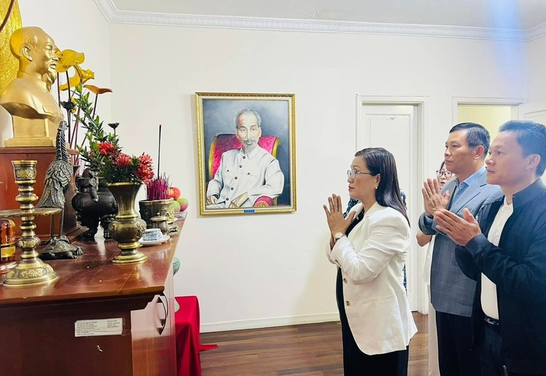 La delegación vietnamita rinde homenaje al Presidente Ho Chi Minh y a los héroes y mártires. (Foto: Embajada de Vietnam en Venezuela) La delegación vietnamita rinde homenaje al Presidente Ho Chi Minh y a los héroes y mártires. (Foto: Embajada de Vietnam en Venezuela)