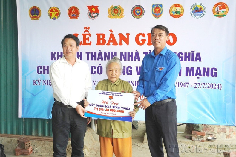Dirigentes de los comités partidistas y de las uniones de Jóvenes Comunistas Ho Chi Minh de diferentes organismos de la provincia de Quang Binh entregan un cartel de apoyo financiero para la construcción de una casa a la familia de Le Thi Nhung (nacida en 1947), quien participó en la resistencia contra los estadounidenses para salvar al país. Dirigentes de los comités partidistas y de las uniones de Jóvenes Comunistas Ho Chi Minh de diferentes organismos de la provincia de Quang Binh entregan un cartel de apoyo financiero para la construcción de una casa a la familia de Le Thi Nhung (nacida en 1947), quien participó en la resistencia contra los estadounidenses para salvar al país.