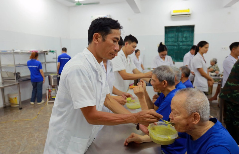 La mayoría de los veteranos de guerra del Centro padecen enfermedades mentales crónicas, por lo que necesitan el apoyo constante de auxiliares y personal de enfermería en sus actividades diarias. Foto: VNA La mayoría de los veteranos de guerra del Centro padecen enfermedades mentales crónicas, por lo que necesitan el apoyo constante de auxiliares y personal de enfermería en sus actividades diarias. Foto: VNA