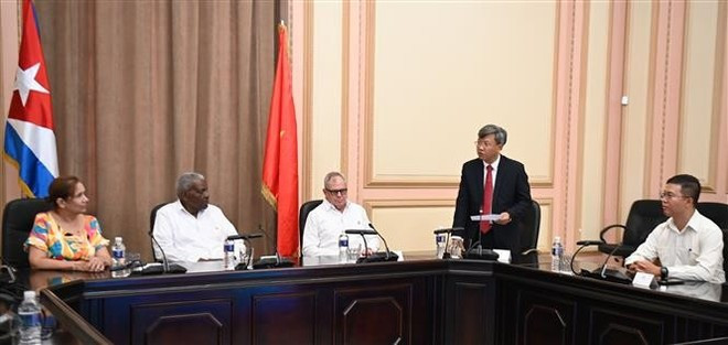 El embajador de Vietnam en Cuba, Le Quang Long, interviene en la cita (Foto: VNA) El embajador de Vietnam en Cuba, Le Quang Long, interviene en la cita (Foto: VNA)