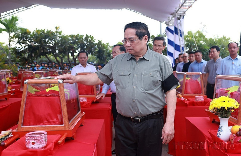 El primer ministro Pham Minh Chinh asiste a la ceremonia de homenaje y entierro de los restos mortales de mártires voluntarios y expertos vietnamitas en el Cementerio de Mártires Doc Ba Đac, provincia de An Giang (julio de 2025). El primer ministro Pham Minh Chinh asiste a la ceremonia de homenaje y entierro de los restos mortales de mártires voluntarios y expertos vietnamitas en el Cementerio de Mártires Doc Ba Đac, provincia de An Giang (julio de 2025).