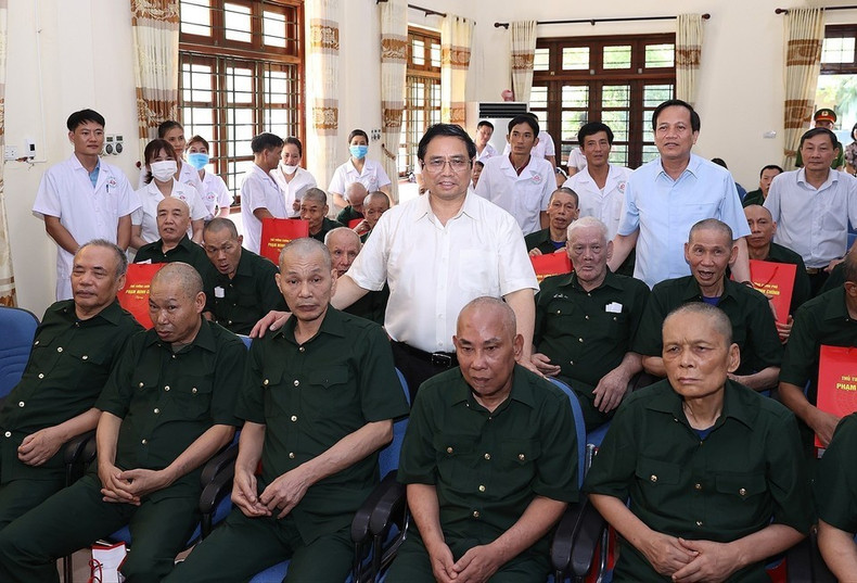 El primer ministro Pham Minh Chinh visita los veteranos de guerra y pacientes del Centro, el 19 de julio de 2022. El primer ministro Pham Minh Chinh visita los veteranos de guerra y pacientes del Centro, el 19 de julio de 2022.