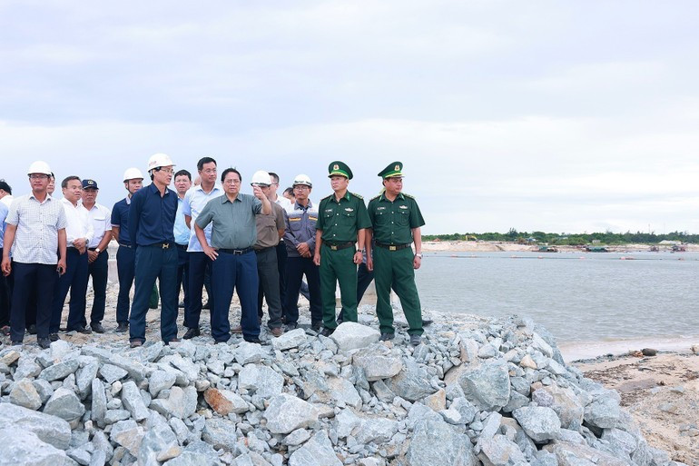 El dirigente inspecciona el proyecto del puerto de My Thuy. El dirigente inspecciona el proyecto del puerto de My Thuy.