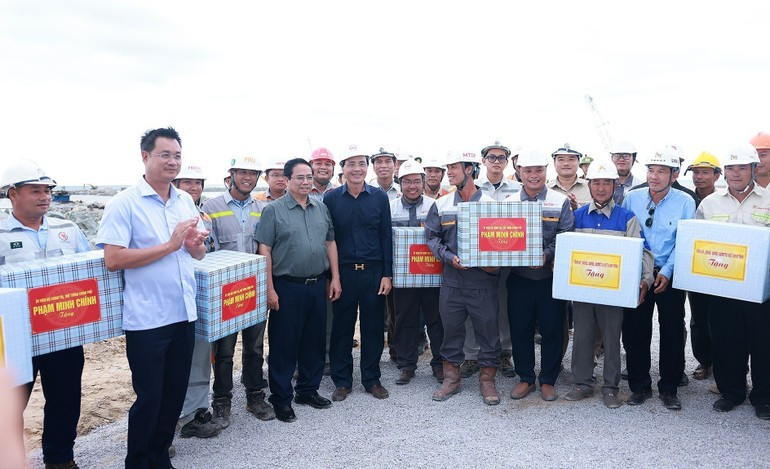 Minh Chinh entrega obsequios a las unidades de construcción del proyecto del Complejo Industrial Aéreo y Urbano Aeroportuario de Quang Tri. Minh Chinh entrega obsequios a las unidades de construcción del proyecto del Complejo Industrial Aéreo y Urbano Aeroportuario de Quang Tri.