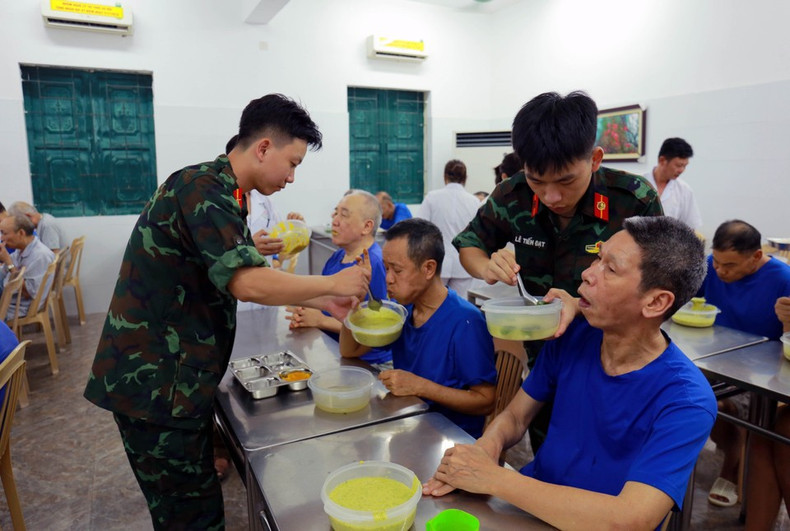 Además del equipo de profesionales del Centro, numerosos voluntarios colaboran en la atención a los veteranos de guerra. Foto: VNA Además del equipo de profesionales del Centro, numerosos voluntarios colaboran en la atención a los veteranos de guerra. Foto: VNA