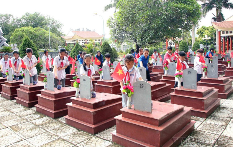 Miembros de la asociación de niños y jóvenes de la ciudad de Yen Chau (Yen Chau, Son La) ofrecen incienso para rendir homenaje a los héroes en el cementerio de mártires del distrito. Miembros de la asociación de niños y jóvenes de la ciudad de Yen Chau (Yen Chau, Son La) ofrecen incienso para rendir homenaje a los héroes en el cementerio de mártires del distrito.