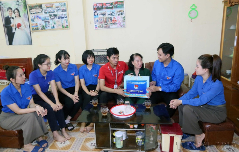 Miembros de la filial de la Unión de Jóvenes Comunistas Ho Chi Minh de la provincia de Son La visitan y entregan regalos a víctimas del agente naranja Le Thi Tam en el barrio Quyet Tam, ciudad de Son La (julio de 2024). Miembros de la filial de la Unión de Jóvenes Comunistas Ho Chi Minh de la provincia de Son La visitan y entregan regalos a víctimas del agente naranja Le Thi Tam en el barrio Quyet Tam, ciudad de Son La (julio de 2024).