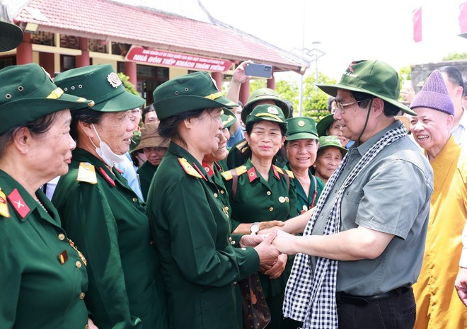 El primer ministro se reúne con los veteranos y ex jóvenes voluntarios en la Antigua Ciudadela de Quang Tri. (Foto: VNA) El primer ministro se reúne con los veteranos y ex jóvenes voluntarios en la Antigua Ciudadela de Quang Tri. (Foto: VNA)