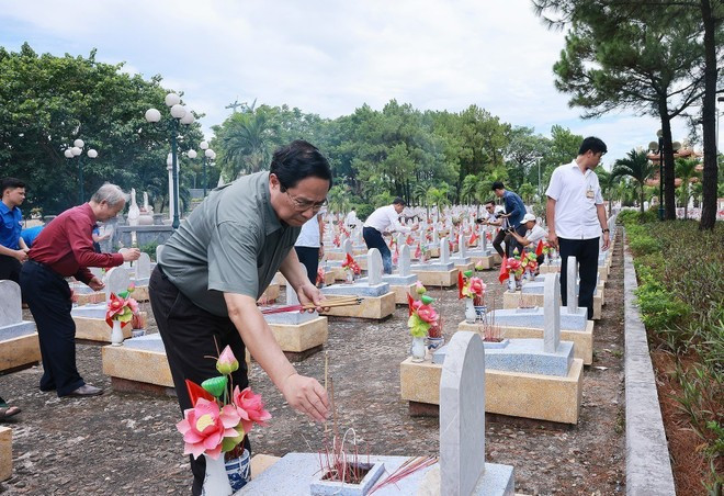 El premier ofrece incienso en el Cementerio Nacional de los Mártires de la Carretera 9. (Foto: VNA) El premier ofrece incienso en el Cementerio Nacional de los Mártires de la Carretera 9. (Foto: VNA)