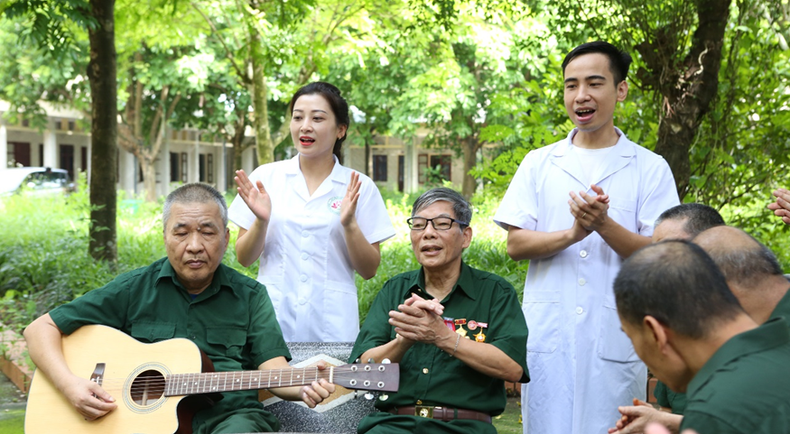 El personal médico brinda atención a los veteranos de guerra y pacientes en el Centro. Foto: Centro de rehabilitación para veteranos de guerra de Kim Bang El personal médico brinda atención a los veteranos de guerra y pacientes en el Centro. Foto: Centro de rehabilitación para veteranos de guerra de Kim Bang