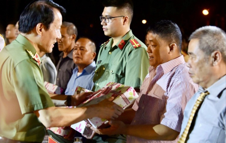 El general Luong Tam Quang entrega regalos a las familias beneficiarias de las políticas de las fuerzas de seguridad pública popular. El general Luong Tam Quang entrega regalos a las familias beneficiarias de las políticas de las fuerzas de seguridad pública popular.