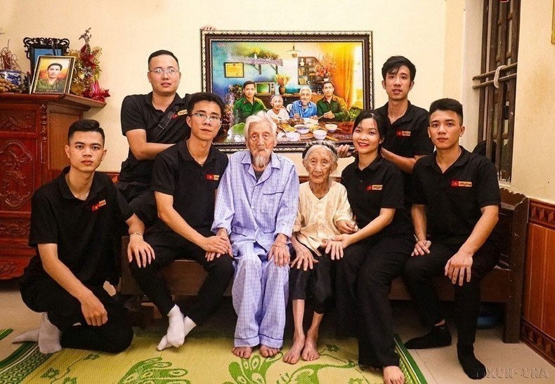 El grupo de restauración de imágenes Skyline entrega a la Madre Heroína de Vietnam Nguyen Thi Ngach una fotografía que simula una comida familiar con sus dos hijos. El grupo de restauración de imágenes Skyline entrega a la Madre Heroína de Vietnam Nguyen Thi Ngach una fotografía que simula una comida familiar con sus dos hijos.