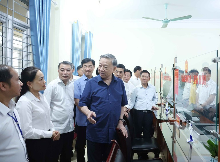 El secretario general del Partido Comunista de Vietnam, To Lam, inspecciona la operación del Centro de Servicios de Administración Pública de la comuna de Si Pa Phin. El secretario general del Partido Comunista de Vietnam, To Lam, inspecciona la operación del Centro de Servicios de Administración Pública de la comuna de Si Pa Phin.