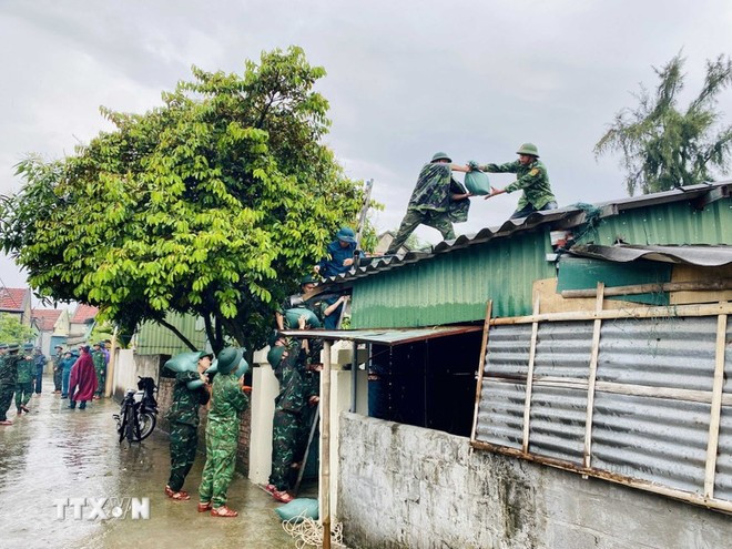 Los militares refuerzan los techos de los pobladores de la comuna de Dan Hai, Ha Tinh (Foto: VNA) Los militares refuerzan los techos de los pobladores de la comuna de Dan Hai, Ha Tinh (Foto: VNA)