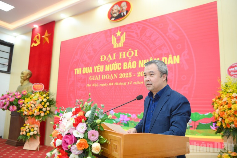 Dinh Song Linh, miembro del Comité Permanente del Comité del Partido y jefe de la Redacción de Ciencias y Medio Ambiente, anuncia la lista de delegados participantes en el XI Congreso Nacional de Emulación Patriótica.