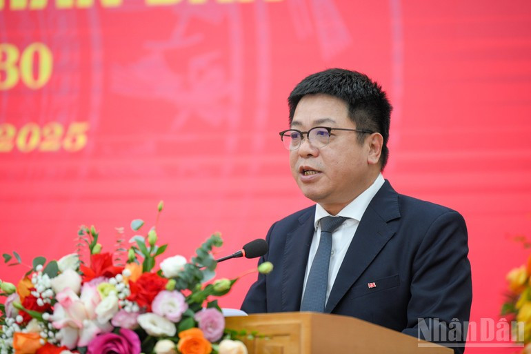 Que Dinh Nguyen, subjefe de redacción, vicesecretario permanente del Comité del Partido y presidente del Consejo de Emulación y Recompensas del diario Nhan Dan, presenta un informe en el congreso.