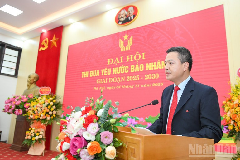 Phan Huy Thang, miembro del Consejo Editorial y jefe de la Secretaría de Redacción de Nhan Dan, habla en la cita.