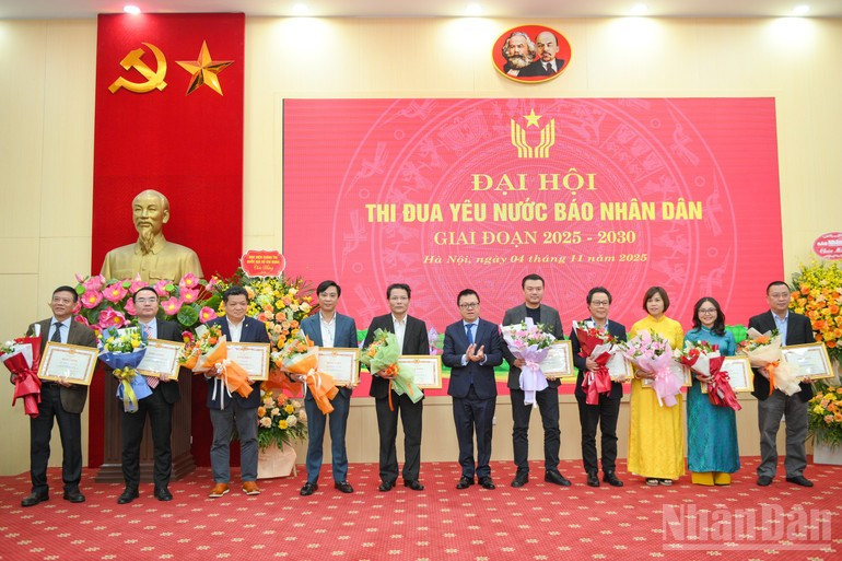 Representantes de once colectivos reciben el Certificado de Mérito de ‘Ejemplo Destacado’ por sus logros sobresalientes.