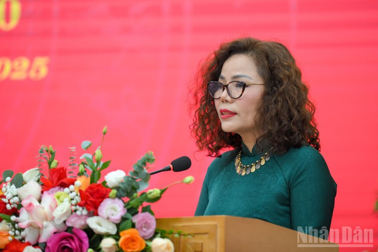 Vu Thi Quynh Trang, subjefa de la Redacción de Ciencia y Medio Ambiente de Nhan Dan, presenta una ponencia titulada ‘Fomentar el espíritu de innovación y creatividad vinculado con la tarea de divulgar la ciencia, la tecnología y el medio ambiente en la nueva etapa&apos;.