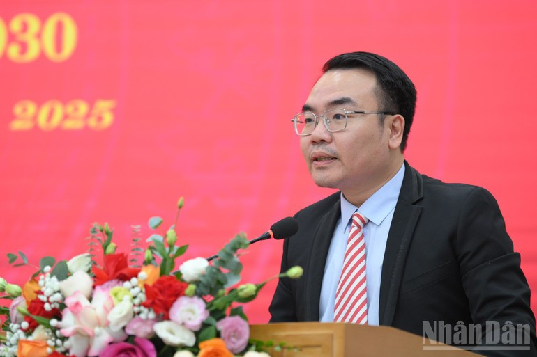 Tran Quoc Viet, subdirector de la imprenta del periódico Nhan Dan de Hanói, presenta su ponencia sobre la labor organizativa, la participación en los movimientos de emulación y las enseñanzas extraídas de la entidad en los últimos cinco años.