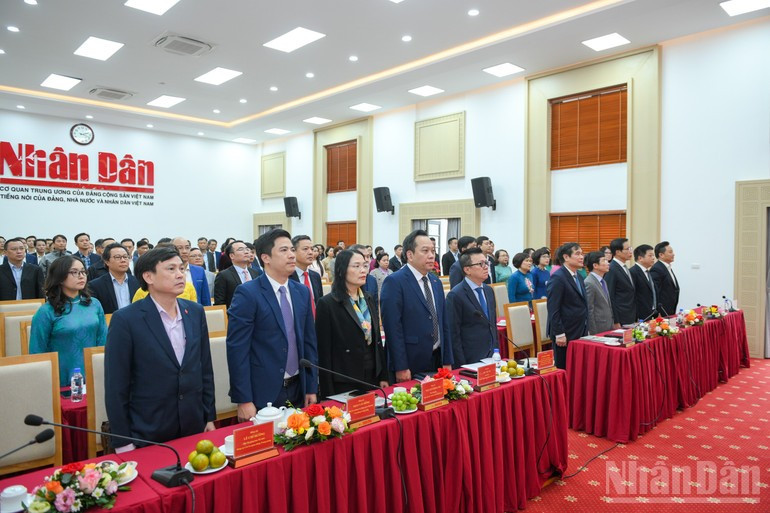 Asistentes saludan a la bandera nacional.