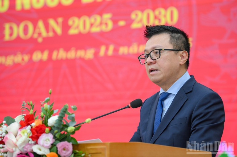 Le Quoc Minh, miembro del Comité Central del Partido Comunista de Vietnam, presidente-editor del periódico Nhan Dan, subjefe de la Comisión de Propaganda y Movilización de Masas del Comité Central del Partido, y presidente de la Asociación de Periodistas del país, habla en el evento.