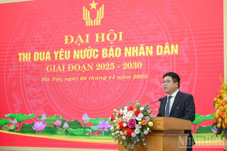 Que Dinh Nguyen, subsecretario permanente del Comité del Partido, subjefe de redacción y presidente del Consejo de Emulación y Recompensas del periódico Nhan Dan, lanza el movimiento de emulación patriótica para el período 2025-2030.
