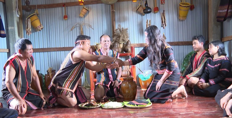 El ritual de usar anillos de compromiso de cobre, que simboliza la promesa duradera entre un hombre y una mujer, se realiza en la propuesta de matrimonio del pueblo Jrai en la provincia de Gia Lai.