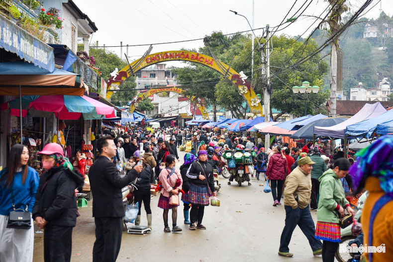 Animado como una fiesta, el mercado de Bac Ha se celebra entre la niebla matinal en los primeros días del Año Nuevo.